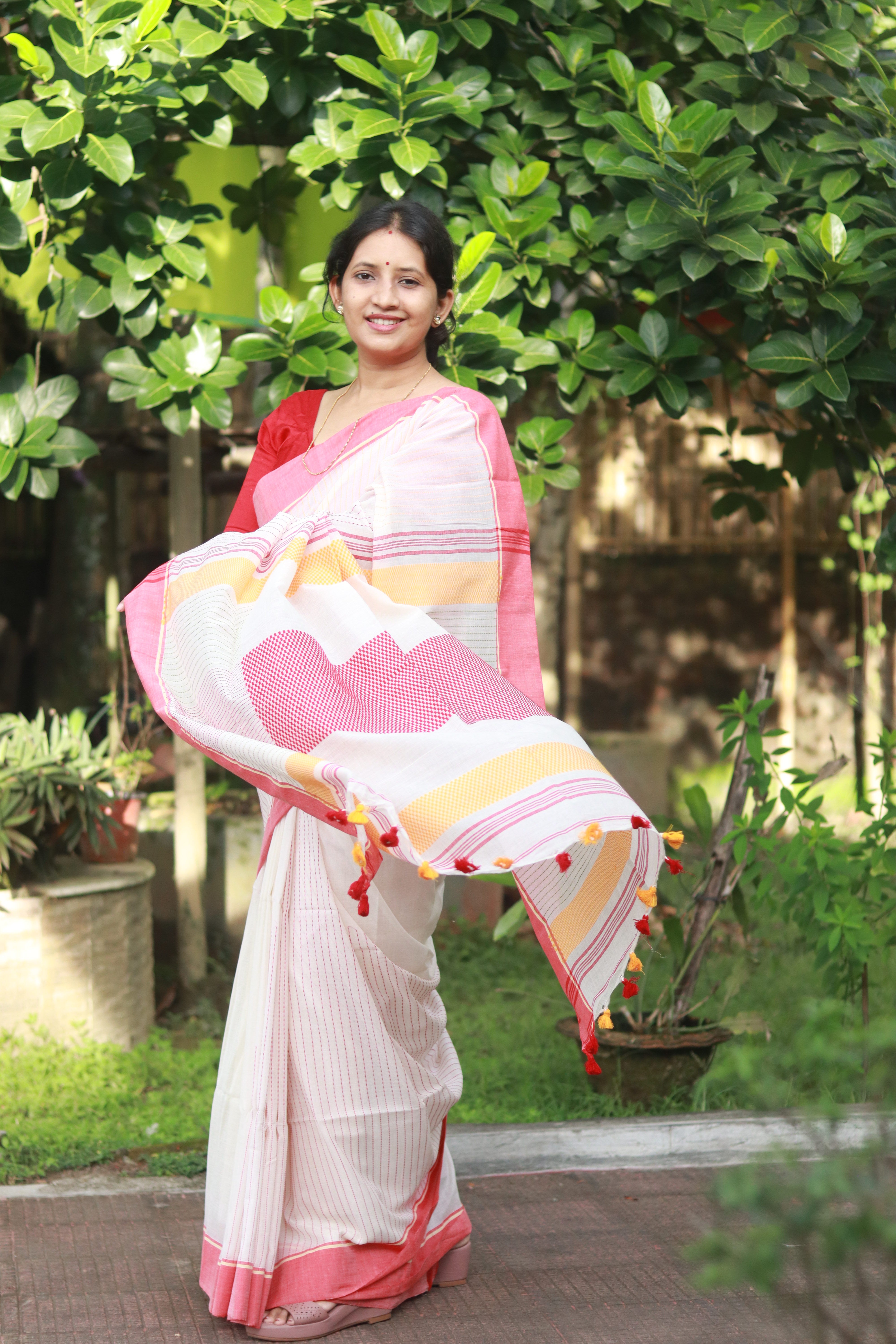 Halka Kantha (laal-shaada)